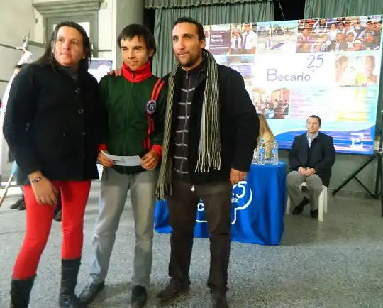 Estudiantes de todos los niveles recibieron más de 1200 becas 