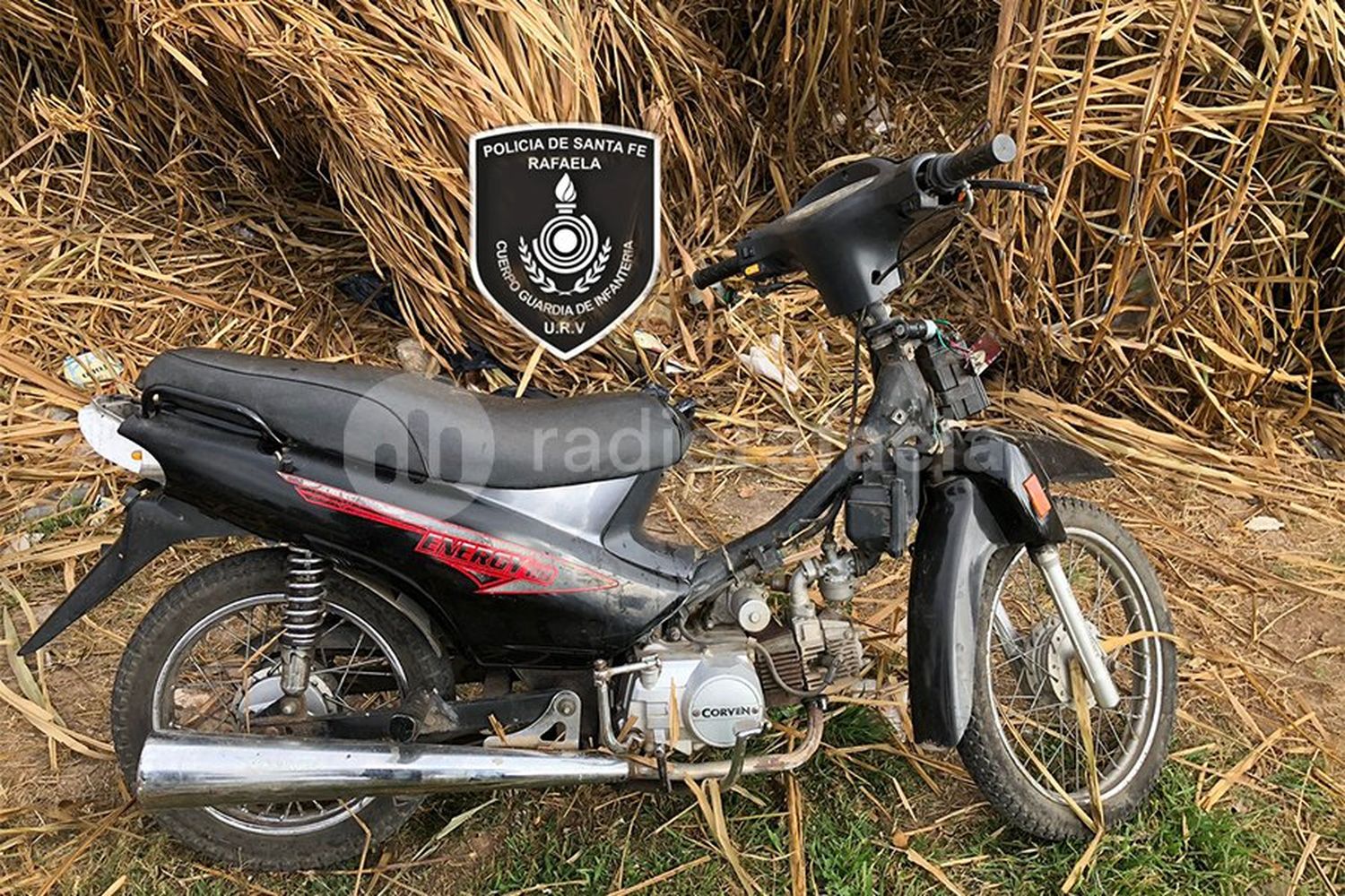 Una motocicleta en estado de abandono llamó la atención 