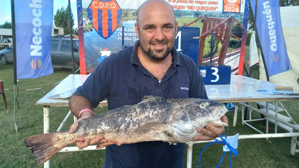 Martín García y su pieza, con la que ganó el concurso de Defensores