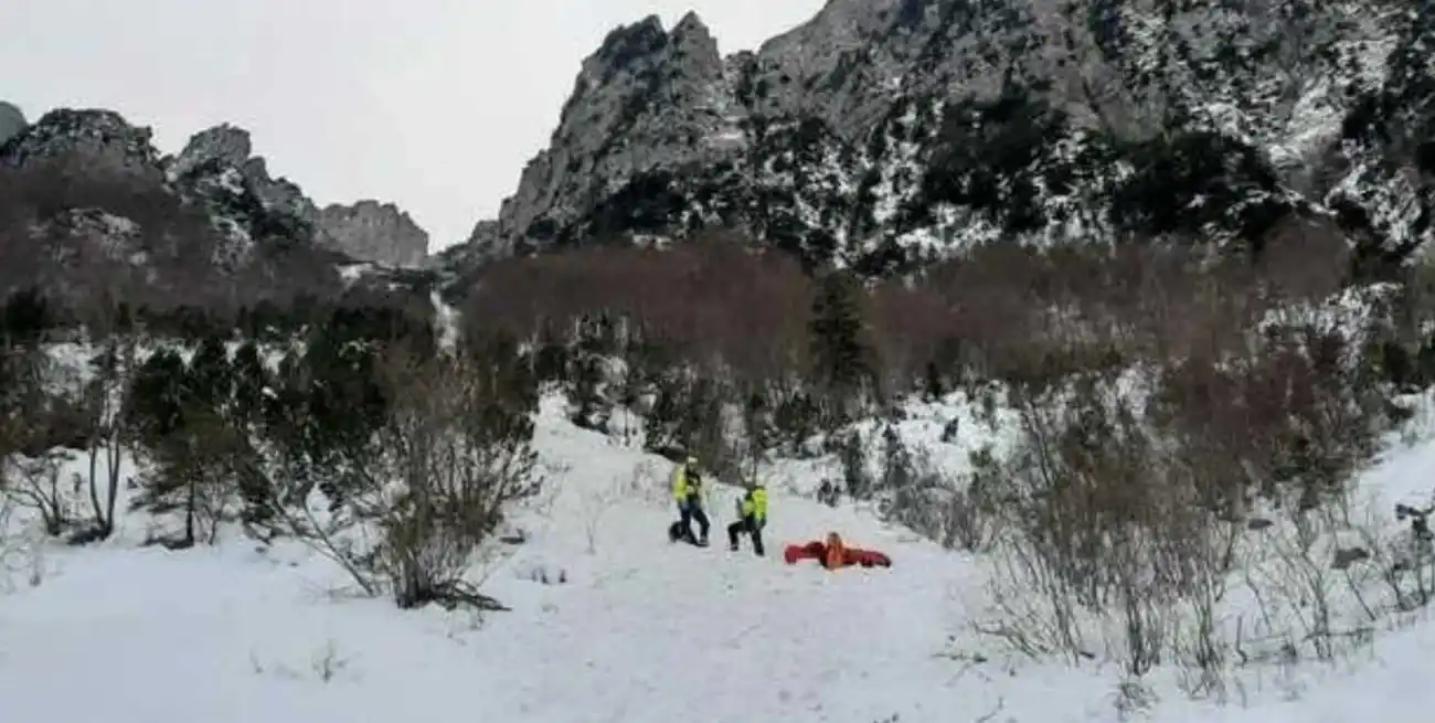 Los fuertes vientos dificultaron las operaciones de socorro.