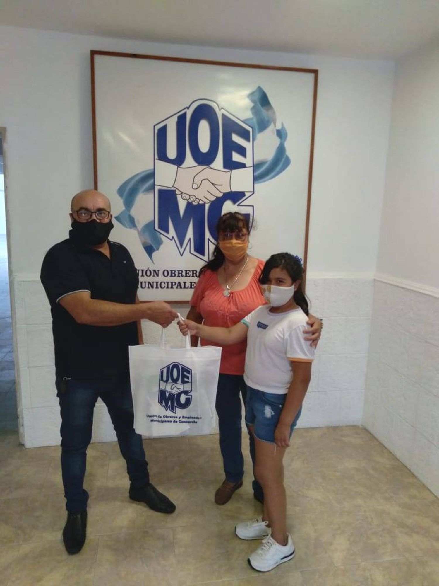 UOEMC comenzó la  entrega de kits escolares