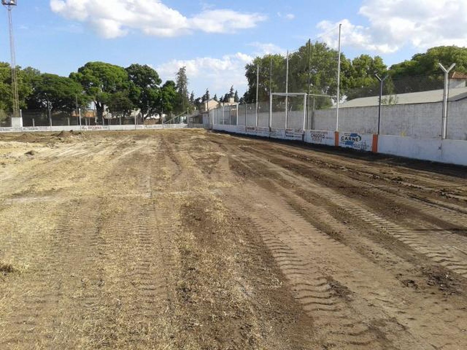 Se trabaja en el piso de la cancha de Sociedad Sportiva