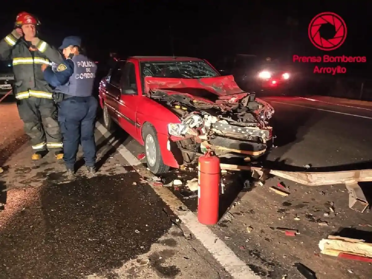 Un auto embistió a un camión en El Fuertecito