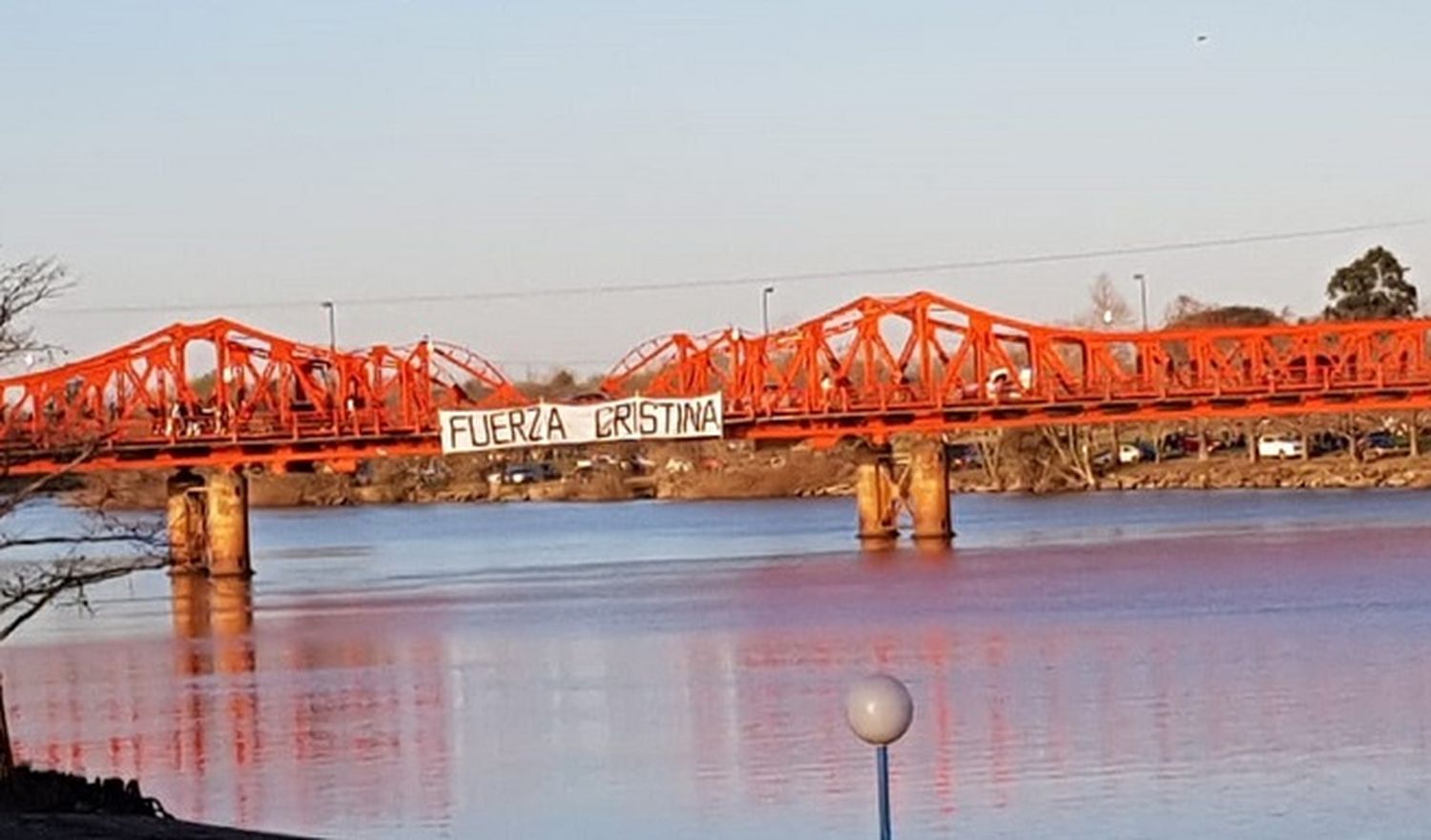 “Fuerza Cristina”: el cartel con que amaneció el puente