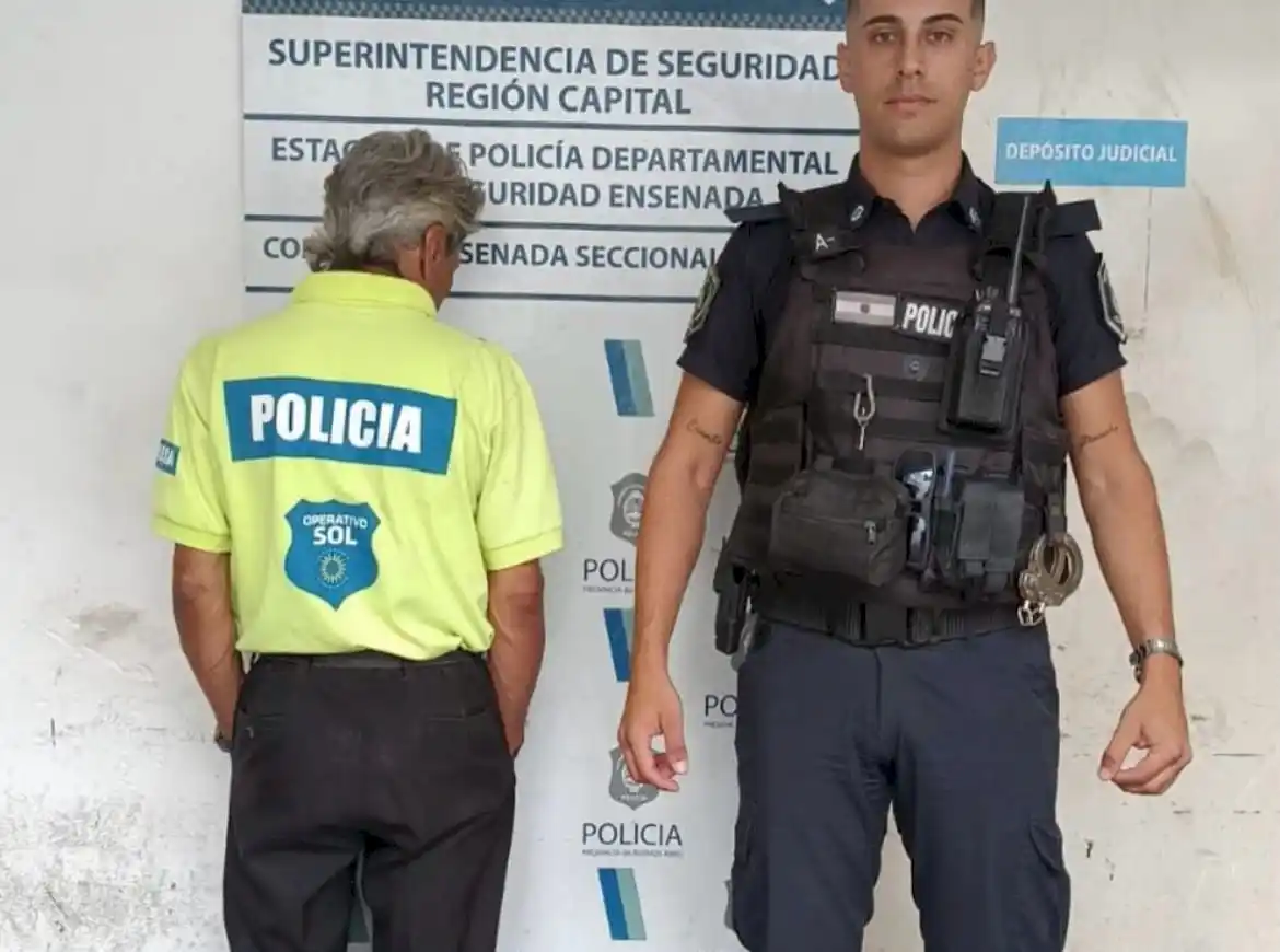 El falso policía fue detenido y confesó que se disfrazaba para no pagar el boleto de micro.