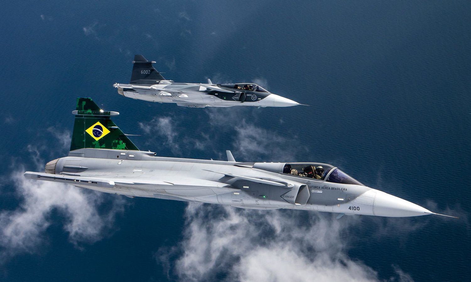 Juntos a la par: Los SAAB Gripen NG de Brasil y Suecia, volando en formación