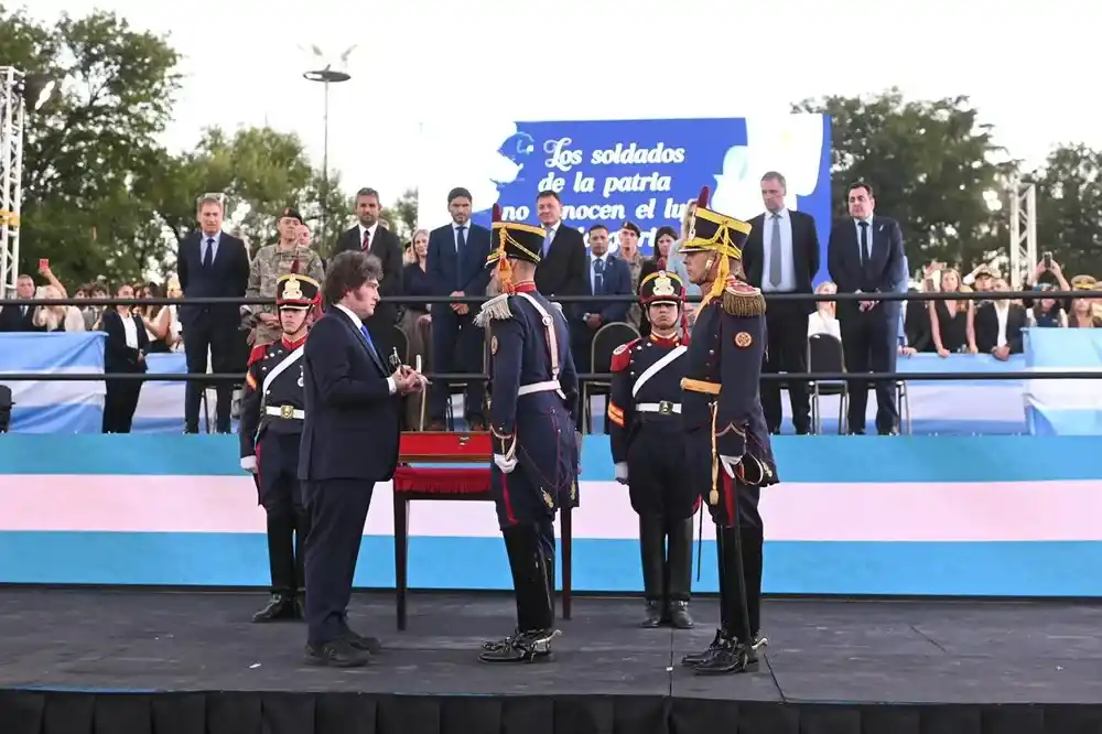 Milei entregó el sable corvo de San Martín a los Granaderos y aprovechó para pegarle al kirchnerismo