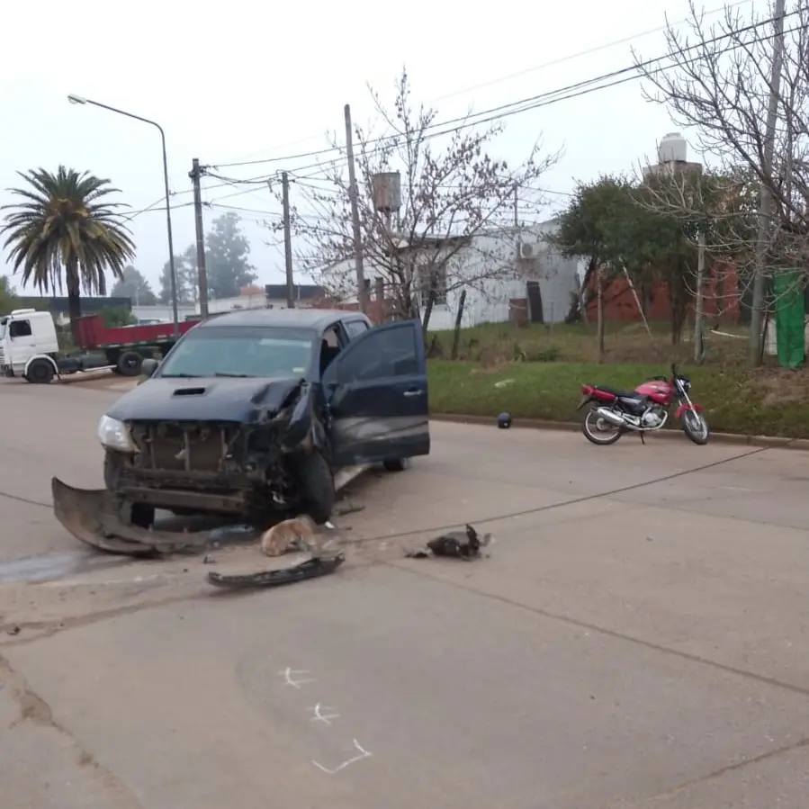 Motociclista lesionado tras el choque contra una camioneta