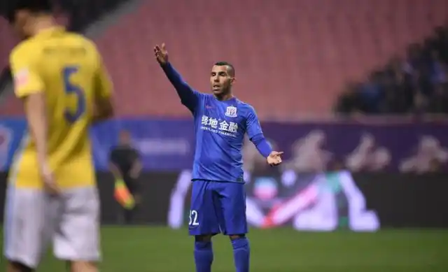 Tevez debutó con gol y triunfo en la Superliga China