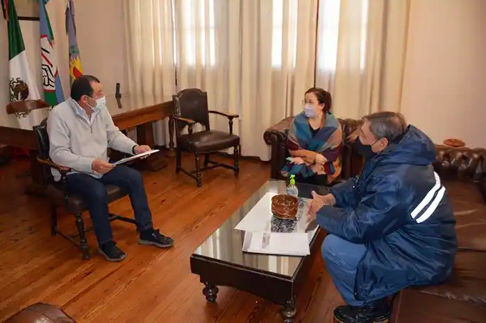 El intendente Julio Marini con miembros de una entidad juarense