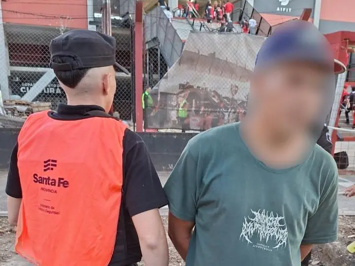 Detuvieron a un hombre con pedido de captura por robo en la previa del cruce entre Newell's y Estudiantes.