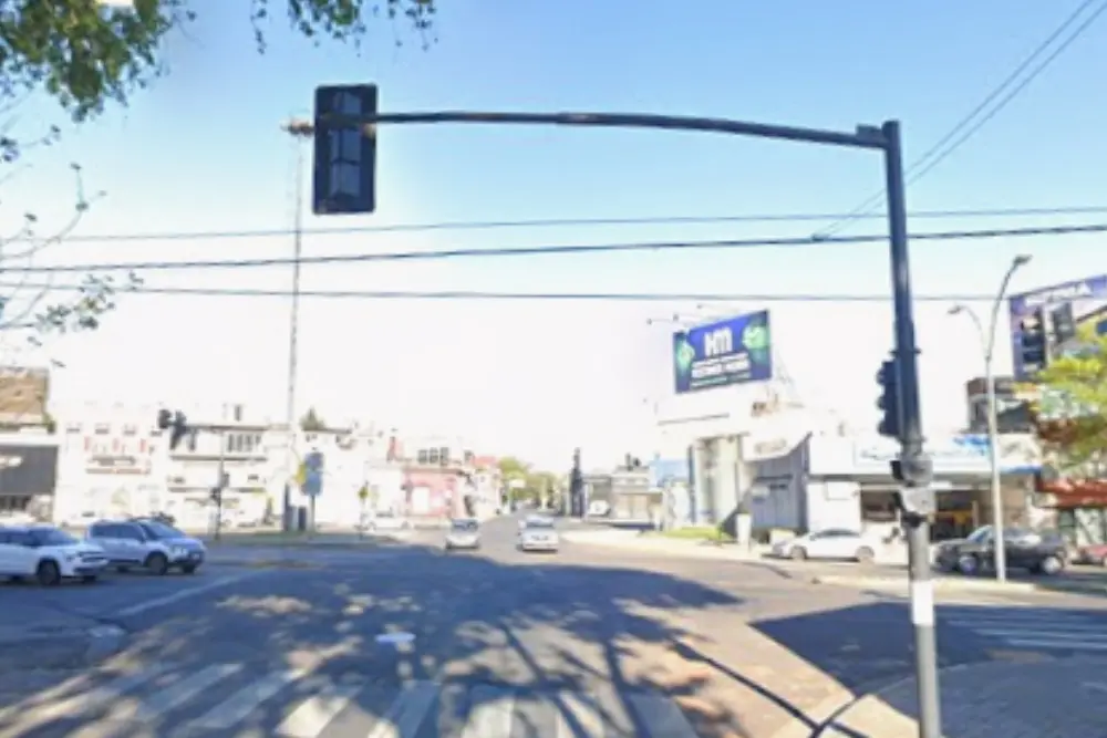Fuerte choque entre un patrullero y Uber que trasladaba a una pasajera en zona norte