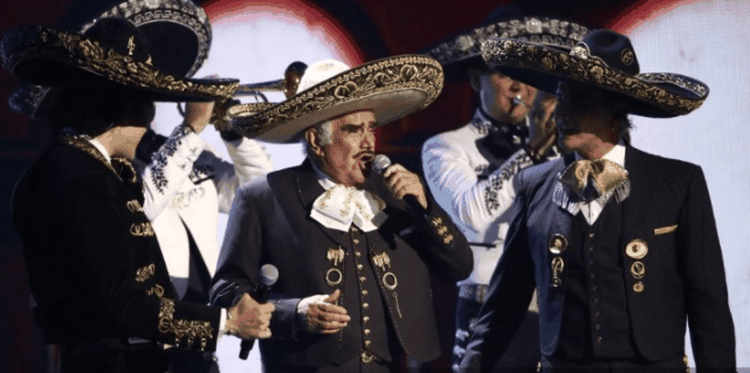 Vicente Fernández con su hijo y su  nieto. Foto AFP