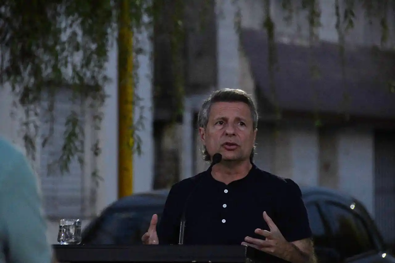 El intendente Damián Bernarte presentó las nuevas luces LED.