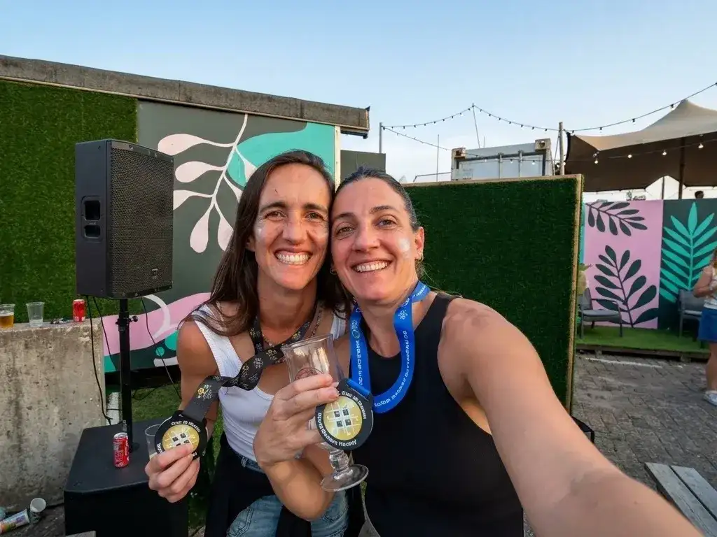 Florencia Petonio y Magdalena Dubosq con la medalla de campeonas.