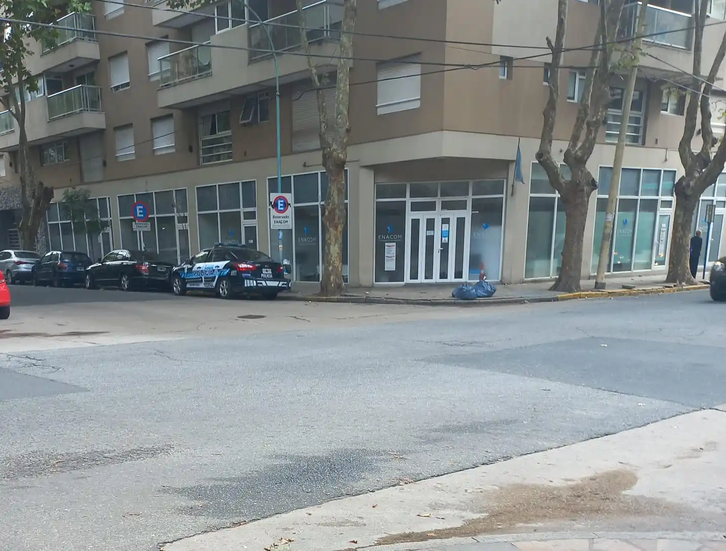 Un móvil policial custodia la delegación marplatense.