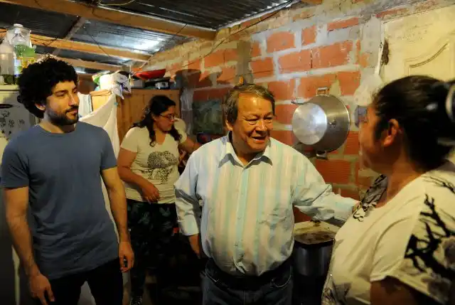 Florencio Varela: Toty Flores se presentó en emprendimientos del distrito