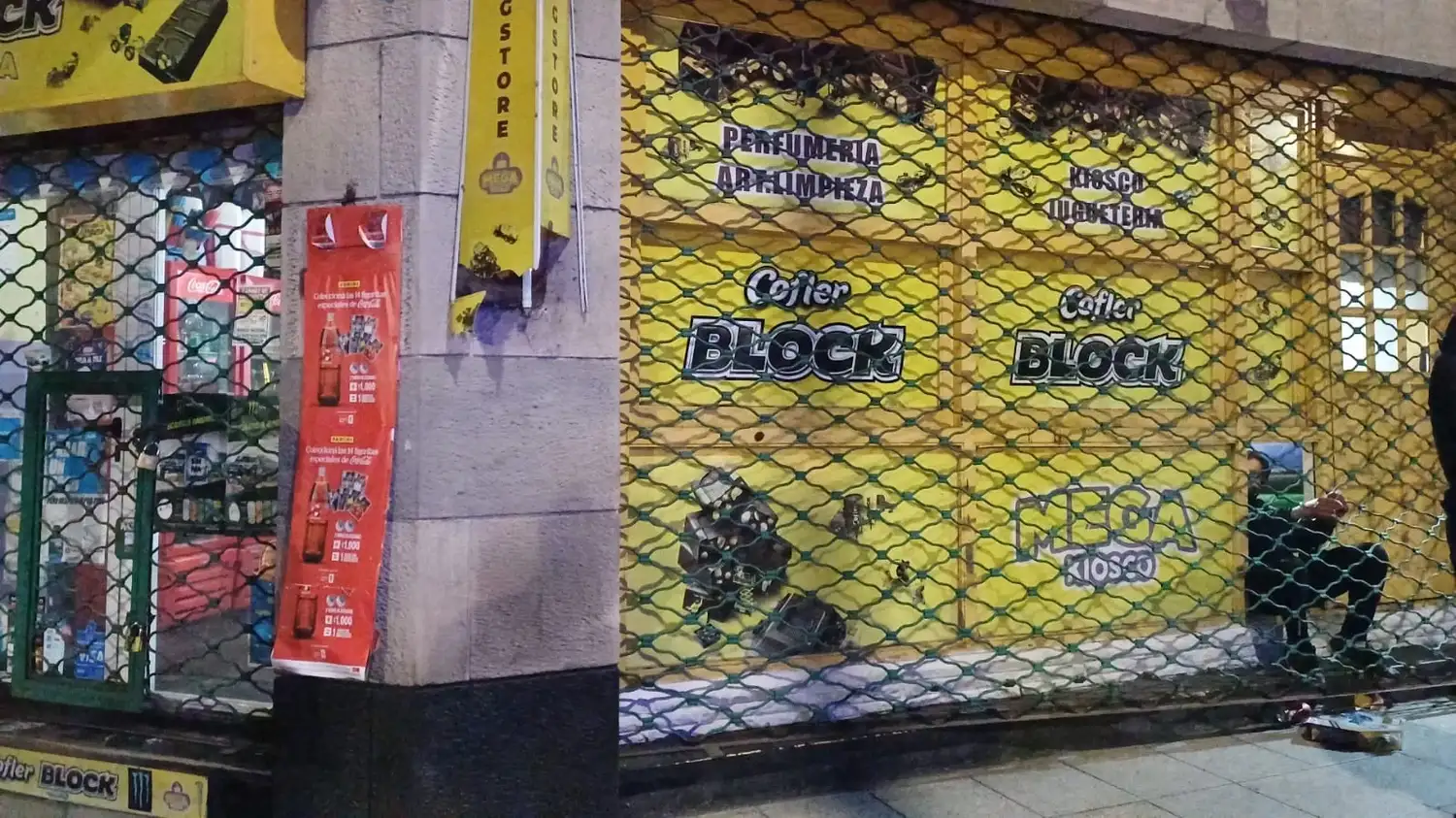 Los agentes observaron al sujeto en el interior del comercio, con vidrios esparcidos en el suelo y elementos en sus manos presuntamente sustraídos.