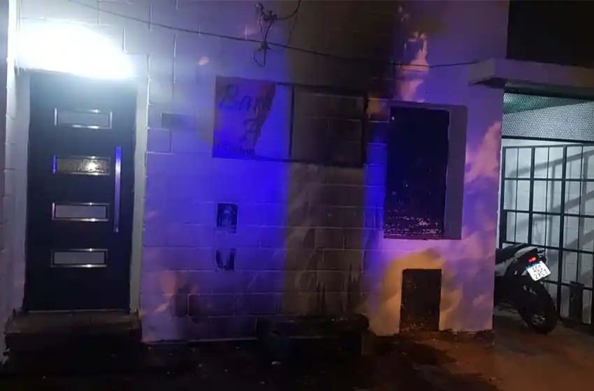 Rosario, en guerra: atacaron una casa con bombas molotov