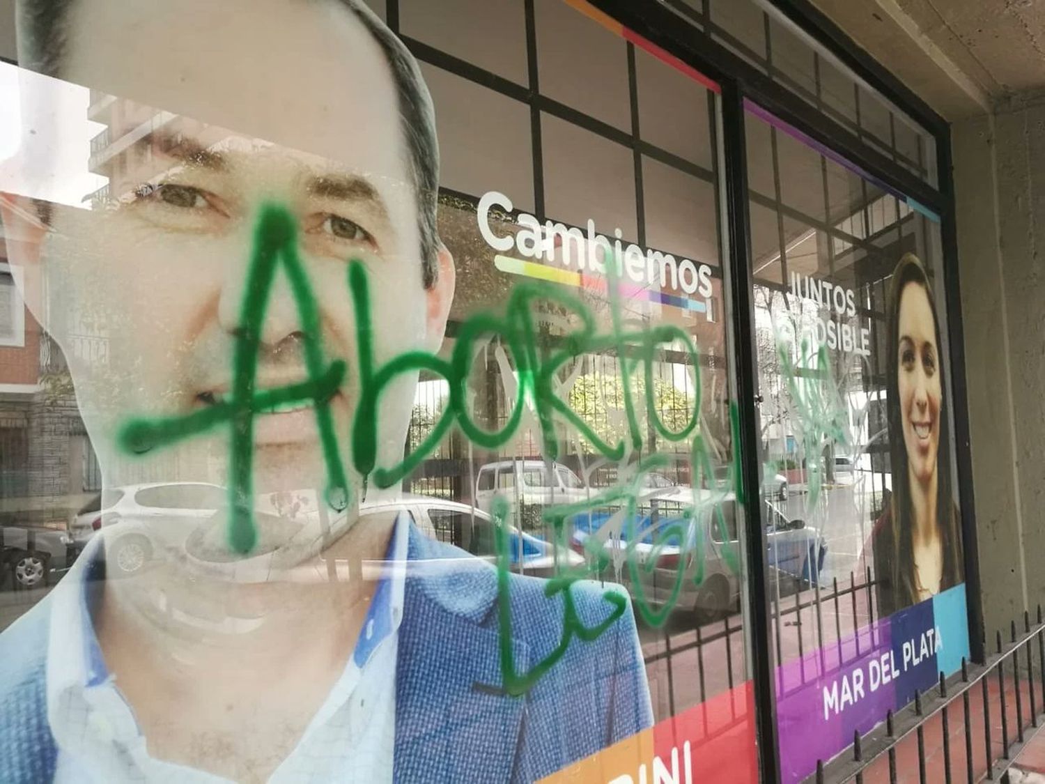 Aborto: Atacaron el local partidario del senador "provida" Lucas Fiorini en Mar del Plata