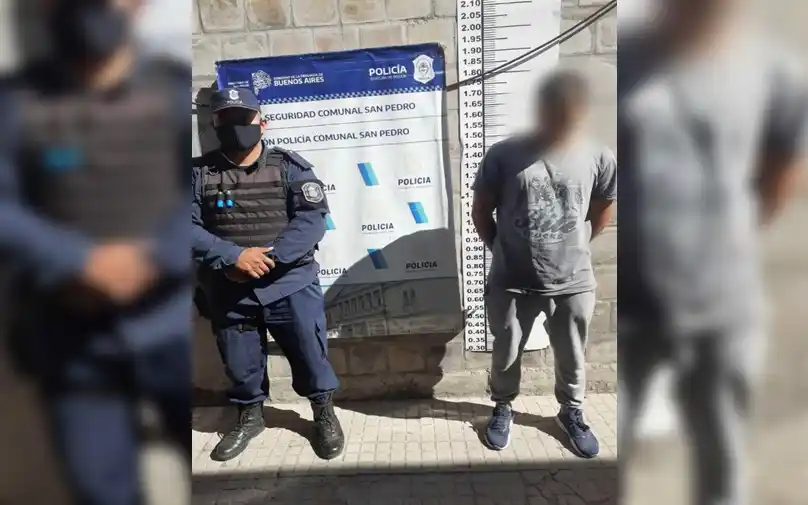 Lo allanaron, atacó a la Policía y rompió el teléfono que fueron a secuestrarle