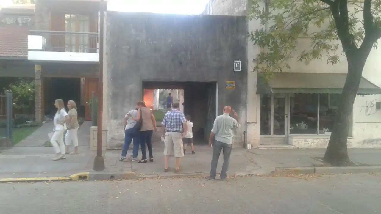 Incendio en una casa lindera a lindera a la Municipalidad