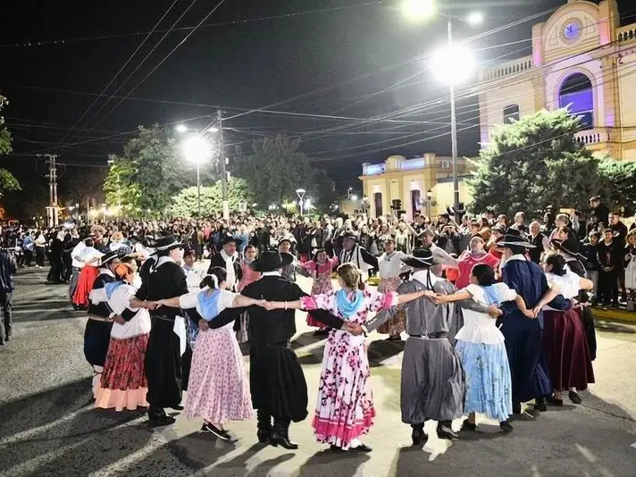 Formosa celebra el 25 de Mayo: acto en el Mástil
y Gato Patriótico con más de 600 bailarines