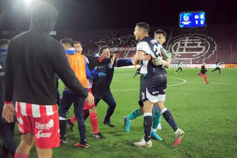 Los jugadores de Gimnasia y Esgrima La Plata y Barracas Central se tomaron a golpes de puño y el duelo por Copa Argentina terminó en escándalo