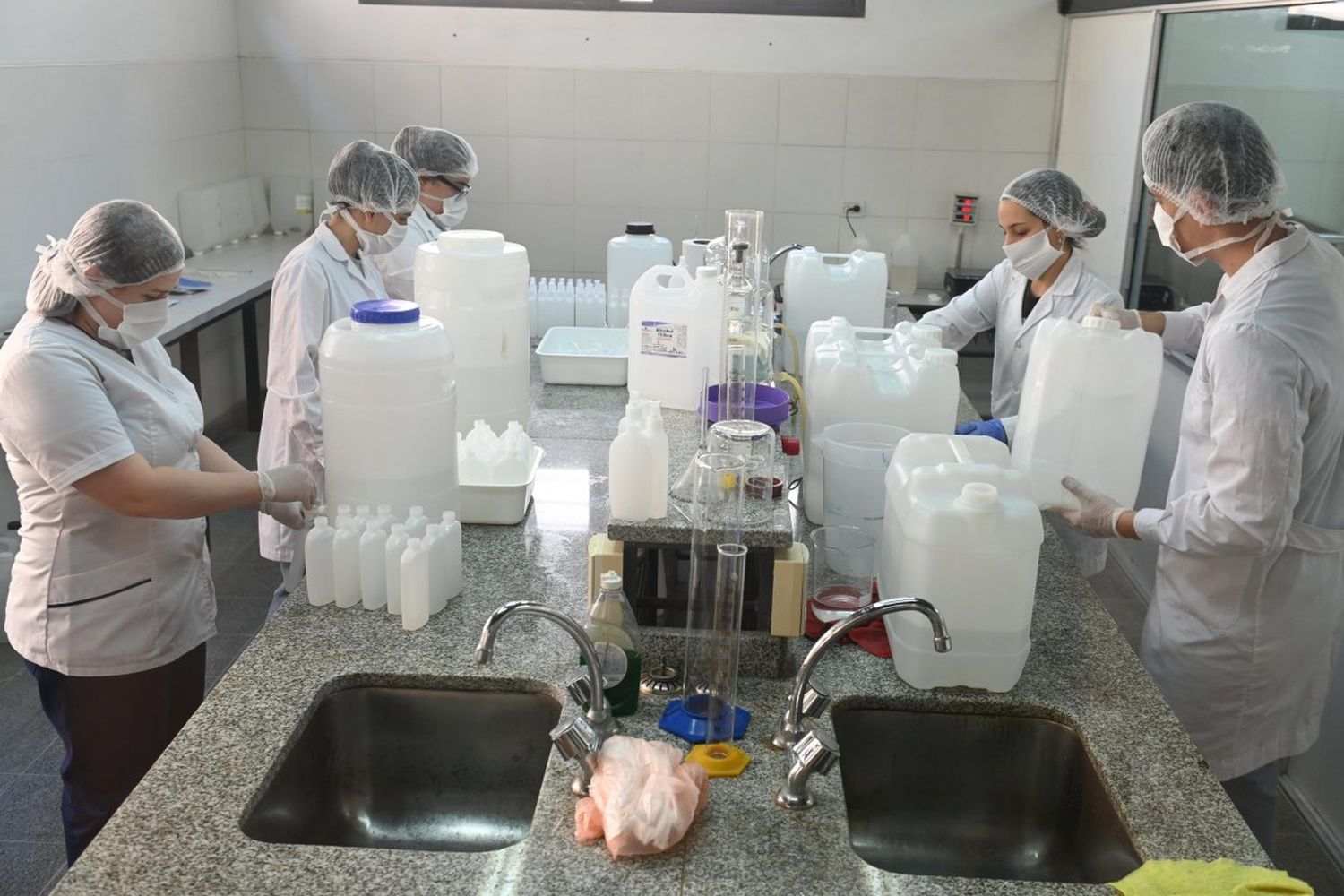 La Facultad de Bromatología avanza en la producción de repelentes de distribución gratuita