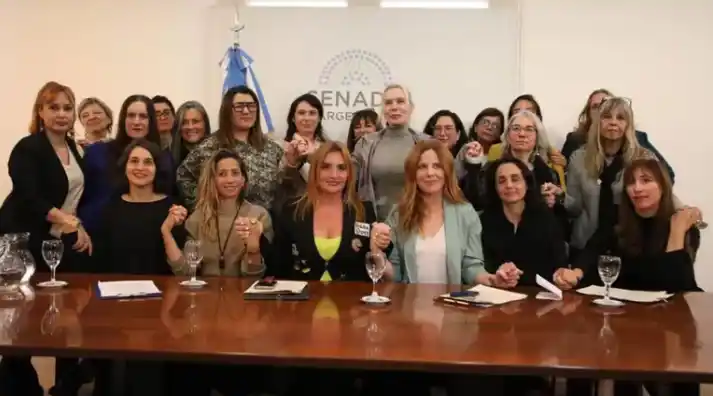 Presentaron un informe con 19 testimonios de mujeres que denuncian al periodista Pedro Brieger por acoso sexual
