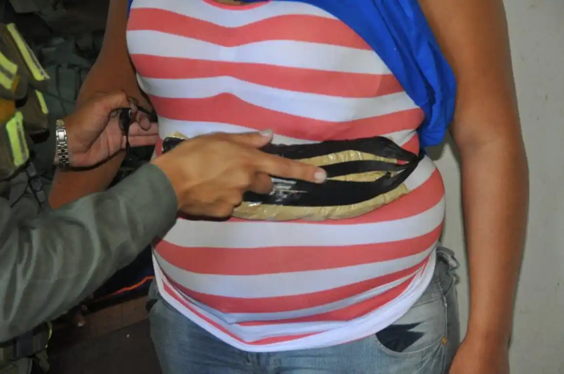 Una «mula embarazada» entrando cosas a cárceles bogotanas (+ Video)