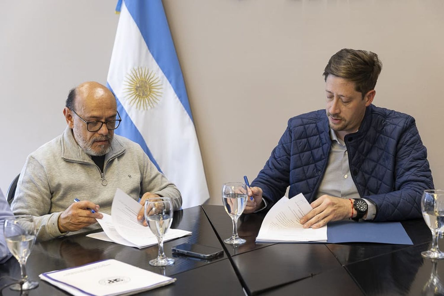 Consalvi y Castro firmando el acuerdo.