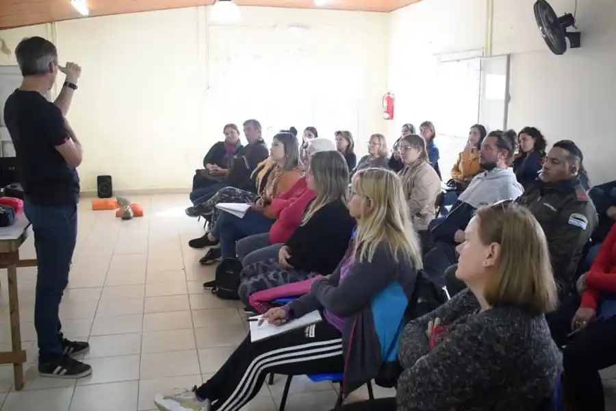 Se realizó un curso de RCP en el barrios Los Nogales