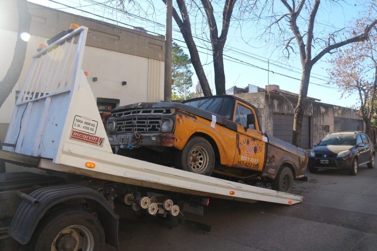 El gobierno municipal continúa retirando vehículos abandonados de la vía pública