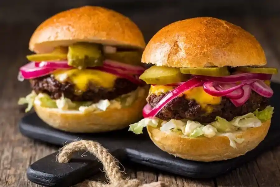 Polémica y repudio: intimaron a un local gastronómico que ofrece hamburguesas "Ana Frank" y papas "Adolf"