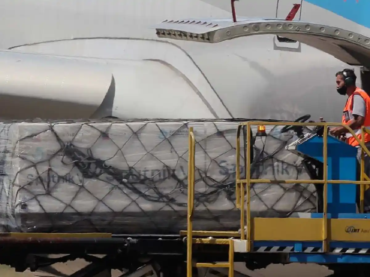 Tras el temporal en Moscú, partió el vuelo de Aerolíneas Argentinas que trae más vacunas Sputnik V