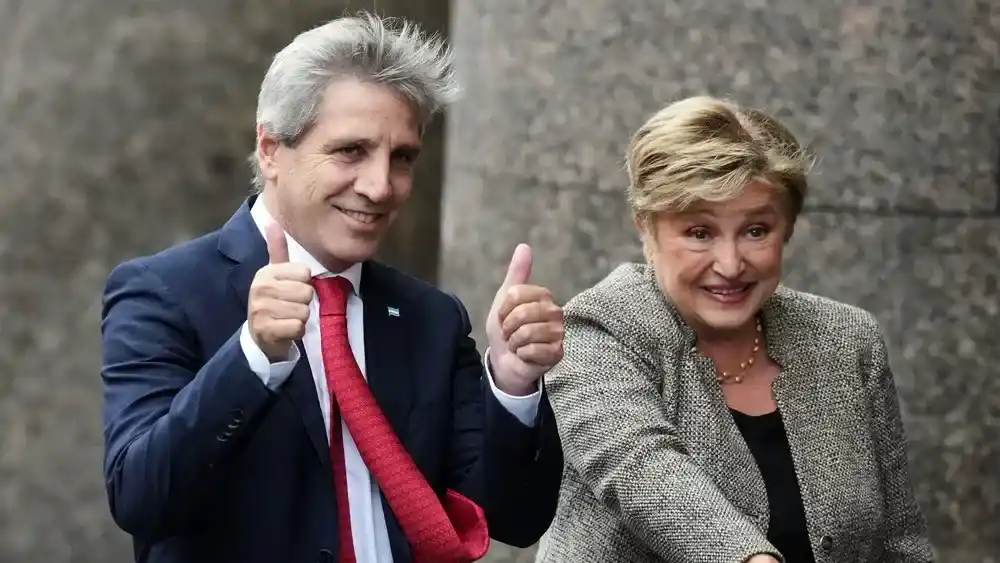 La titular del FMI, Kristalina Georgieva, junto al ministro de Economía, Luis Caputo, en la puerta del Palacio de Hacienda.