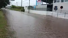 Una nueva inundación en la calle Jujuy reaviva un reclamo poco escuchado