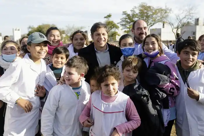 Kicillof recorrió los avances de las obras de construcción de 39 viviendas en Ranchos