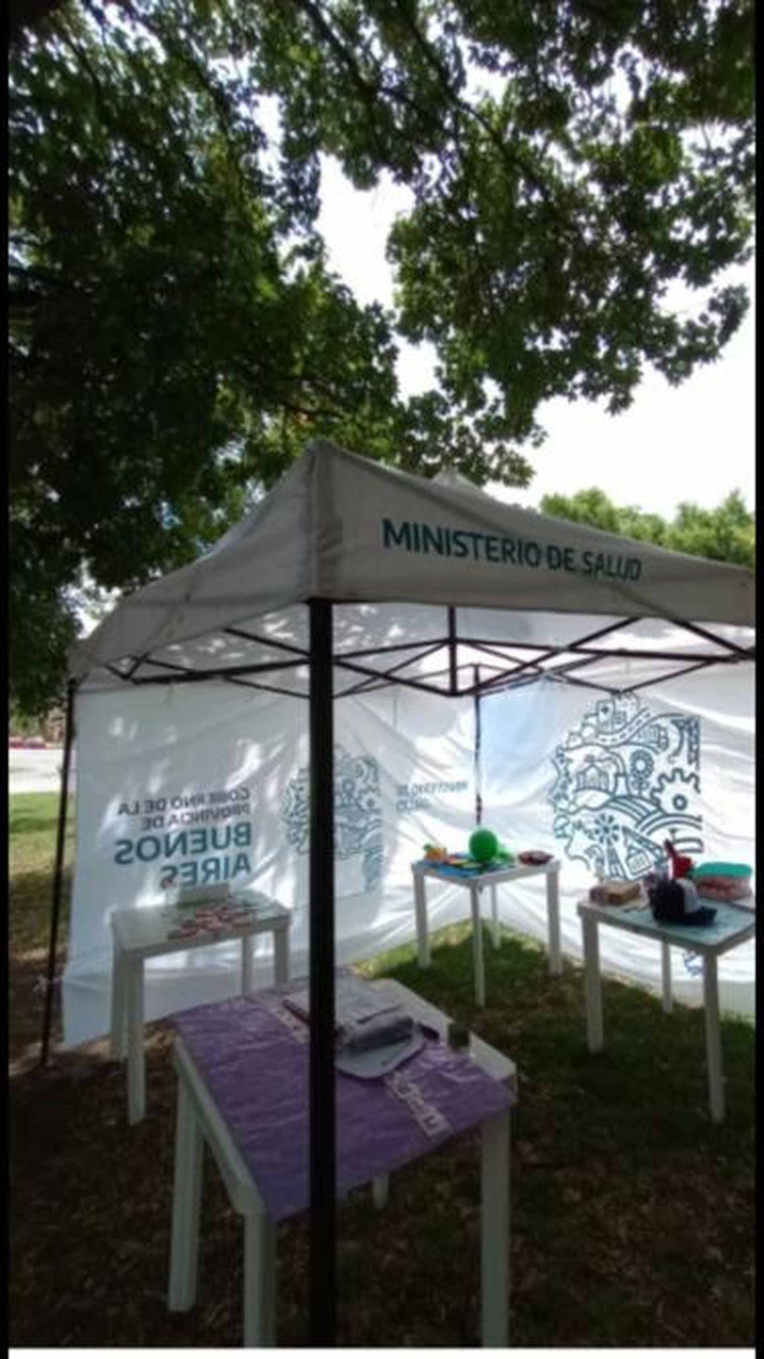 Puestos que promueven acciones saludables en las plazas tandilenses.