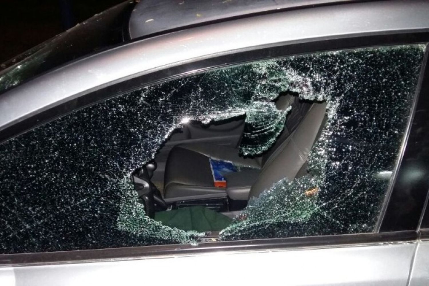 Fue a la casa de su expareja con su hermana y juntas le rompieron los vidrios del auto a cadenazos