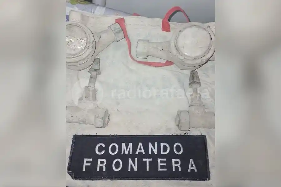 Escaparon al ver a la policía y tiraron una bolsa con elementos robados