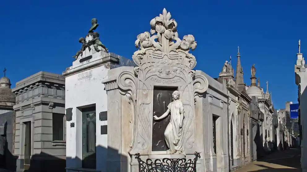 La tradición evoluciona frente a cremaciones, cementerios parque y cambios culturales.