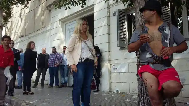 Rosario: Un carrero se encadenó frente al Concejo