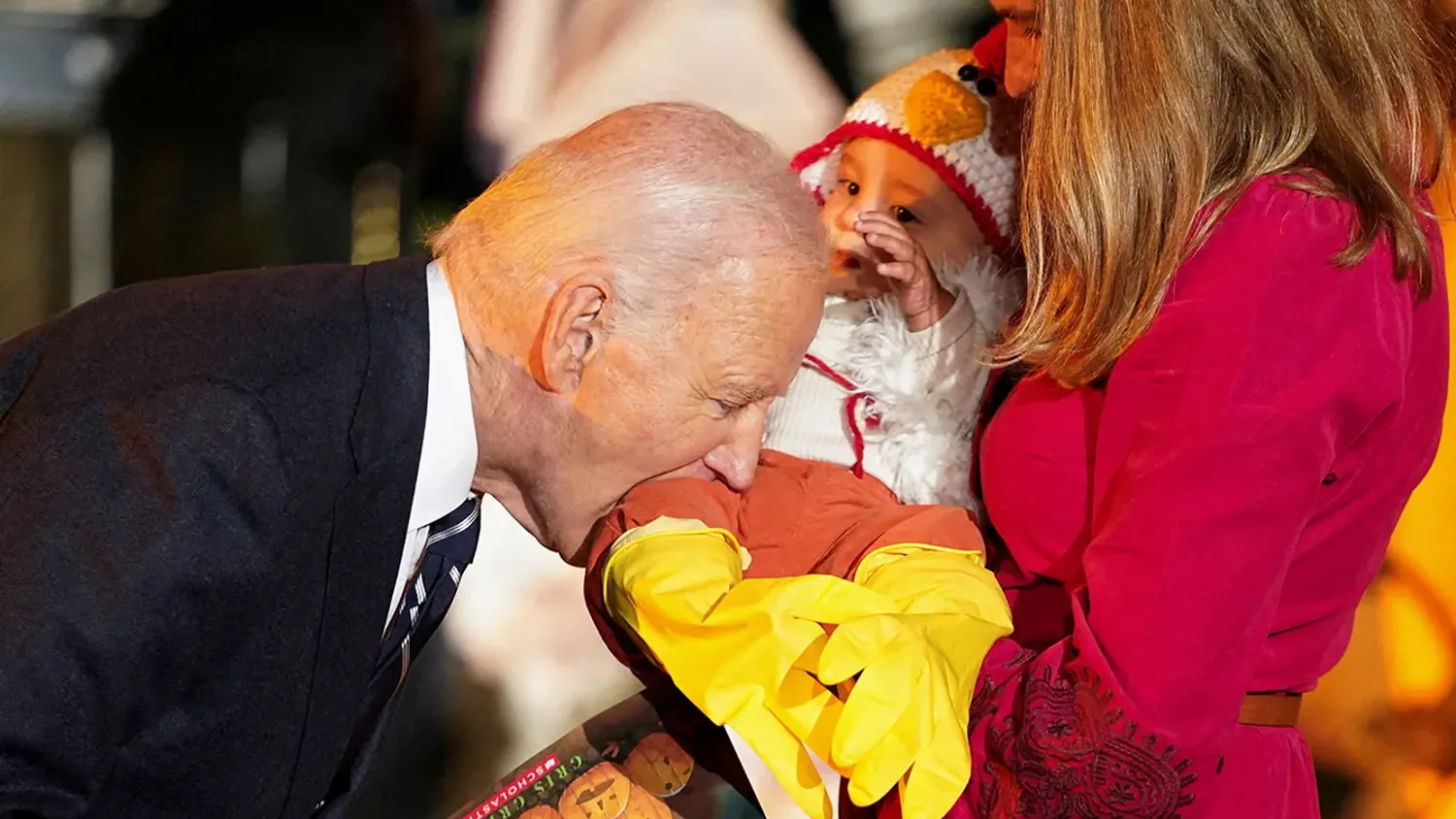 El original recibimiento de Biden a los más pequeños.