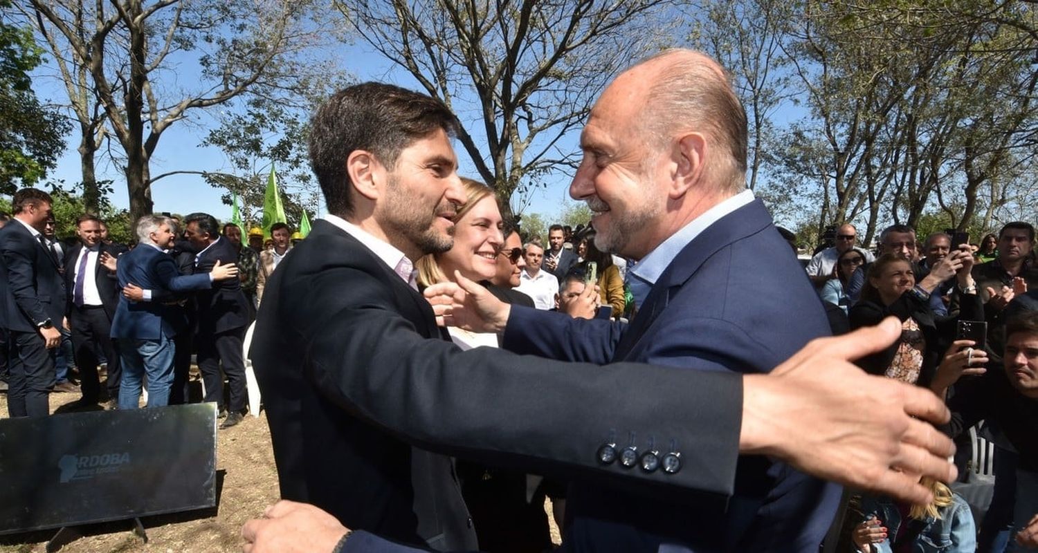 Imagen del 5 de octubre de 2023. El entonces gobernador electo Maximiliano Pullaro saluda al mandatario santafesino en funciones, Omar Perotti. El primero de ellos podría ir por la reelección si la nueva carta constitucional se lo permite.