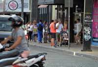 Los comercios no cerraron por el feriado y mucha gente se volcó a la calle para hacer compras