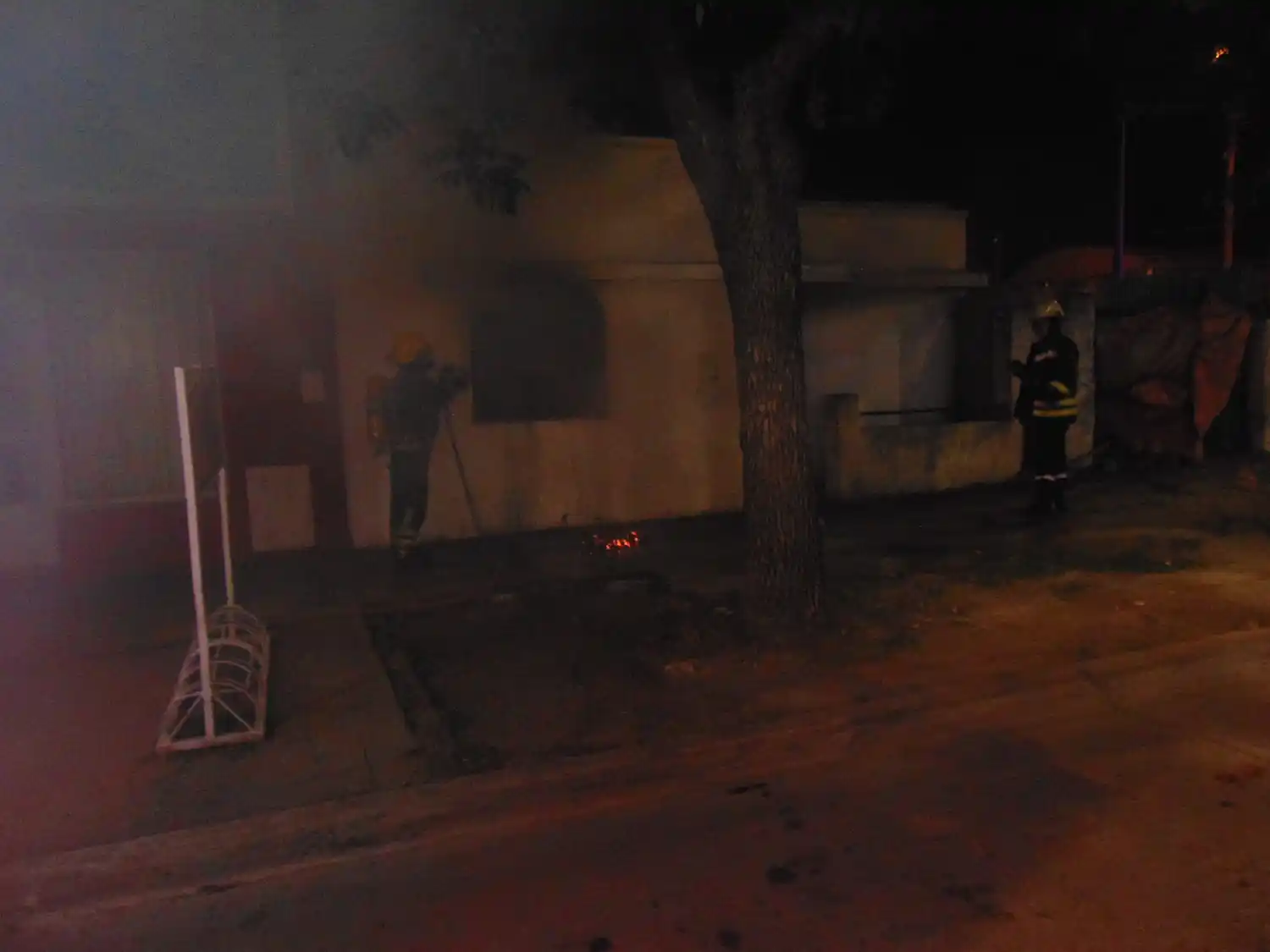 Los bomberos en plena tarea combatiendo las llamas.