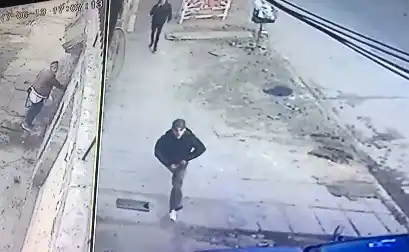 Video: Delincuentes asaltaron a una mujer y le robaron la camioneta en Lanús