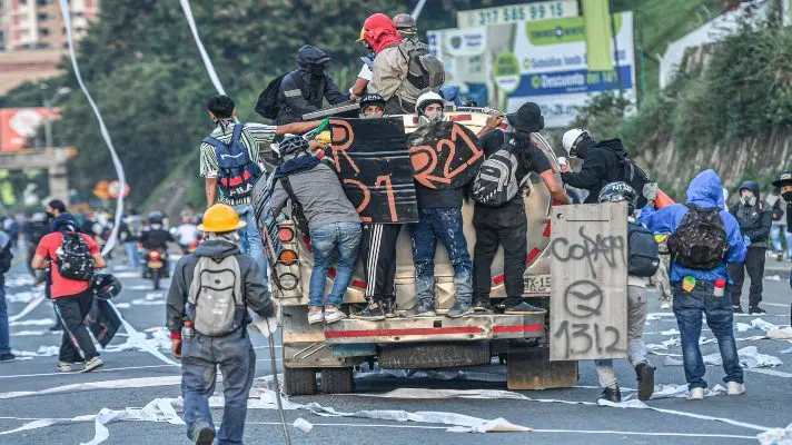 “Nos pagan por salir a protestar”: la confesión de un joven detenido por atacar un CAI en Colombia